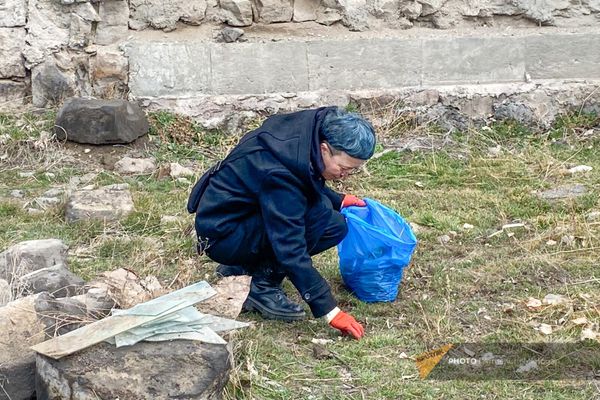 Дизайнер Юлия Полянчик занимается уборкой улиц и двориков города Гюмри - Sputnik Армения