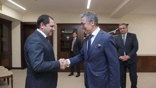 Министр обороны Сурен Папикян принял председателя-учредителя международной политической консалтинговой организации Расмуссен Глобал и бывшего генерального секретаря НАТО Андерса Фог Расмуссена (13 марта 2023). Еревaн - Sputnik Армения