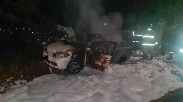 Сотрудники пожарной службы МВД Армении тушат сгоревший автомобиль на улице Авангарда (14 марта 2023). Горис - Sputnik Армения