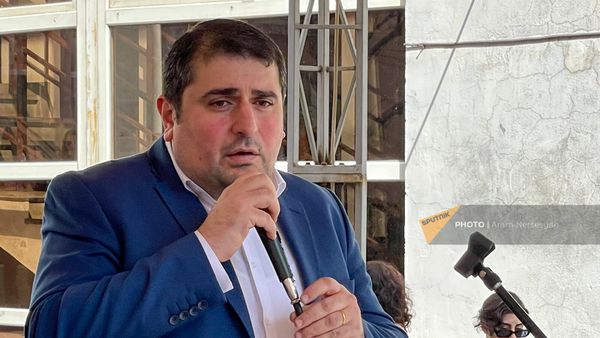 Проректор Госуниверситета имени Брюсова Цолак Акопян выступает перед собравшимися во дворе здание университета (15 марта 2023). Еревaн - Sputnik Армения
