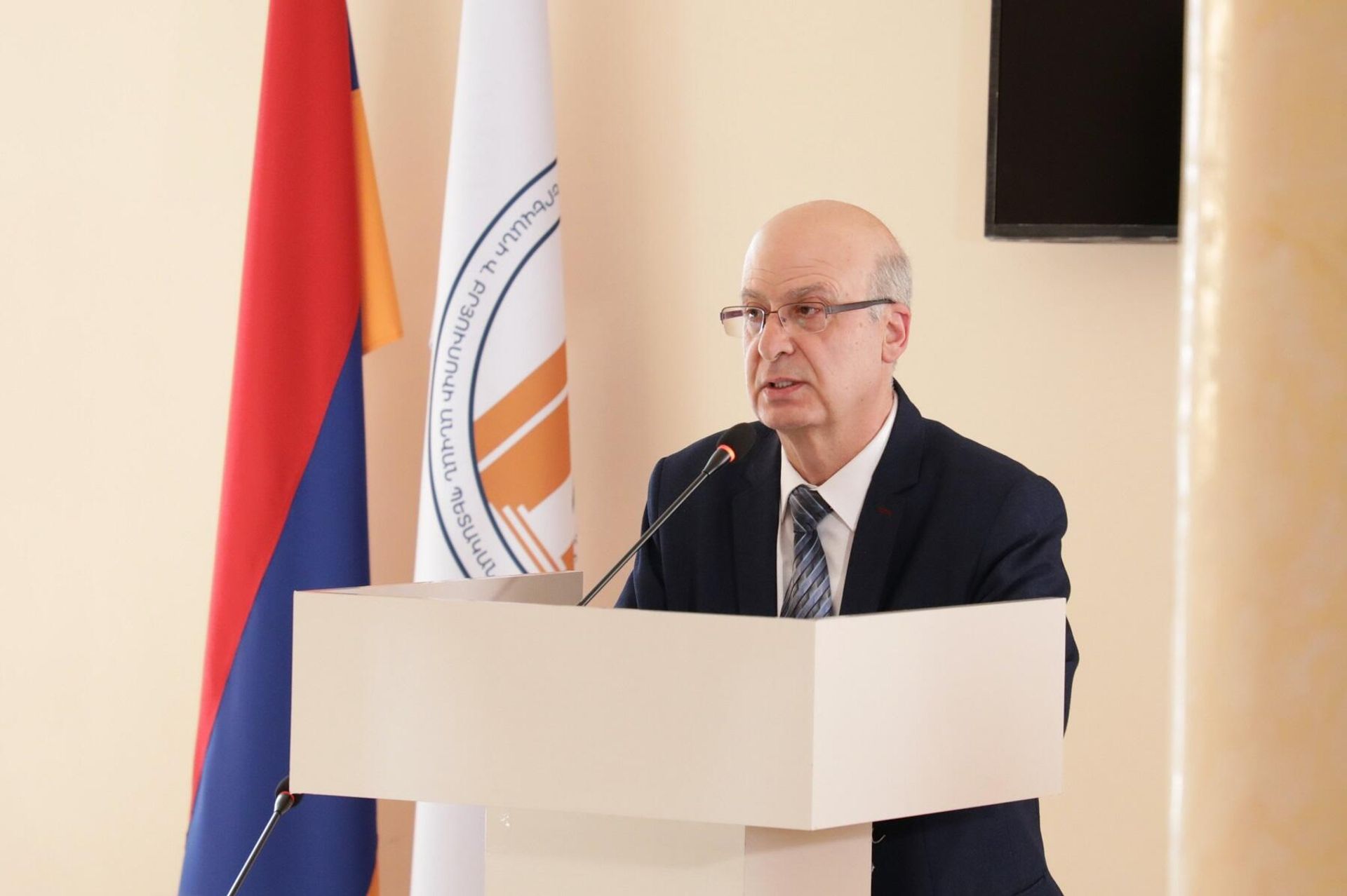 И.о. ректора университета, кандидат филологических наук Давид Гюрджинян выступает перед членами Ученого совета Брюсовского государственного университета (15 марта 2023). Еревaн - Sputnik Արմենիա, 1920, 15.03.2023