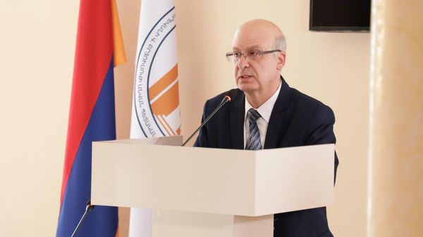И.о. ректора университета, кандидат филологических наук Давид Гюрджинян выступает перед членами Ученого совета Брюсовского государственного университета (15 марта 2023). Еревaн - Sputnik Армения