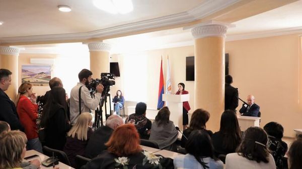 Ժաննա Անդրեասյանն ու Դավիթ Գյուրջինյանը այցելել էին համալսարան - Sputnik Արմենիա