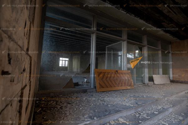Двери бывшей таможни закрыты, а окна разбиты лишь в нескольких местах  - Sputnik Армения