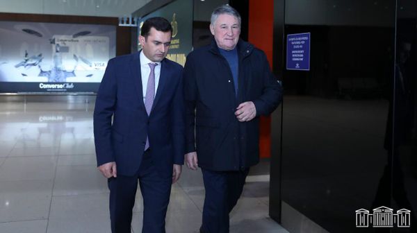 Вице-спикер НС РА Акоп Аршакян встречает заместителя председателя Совета Федерации ФС РФ, сопредседателя межпарламентской комиссии по сотрудничеству между НС РА и ФС РФ Юрия Воробьева (16 марта 2023). Еревaн - Sputnik Армения