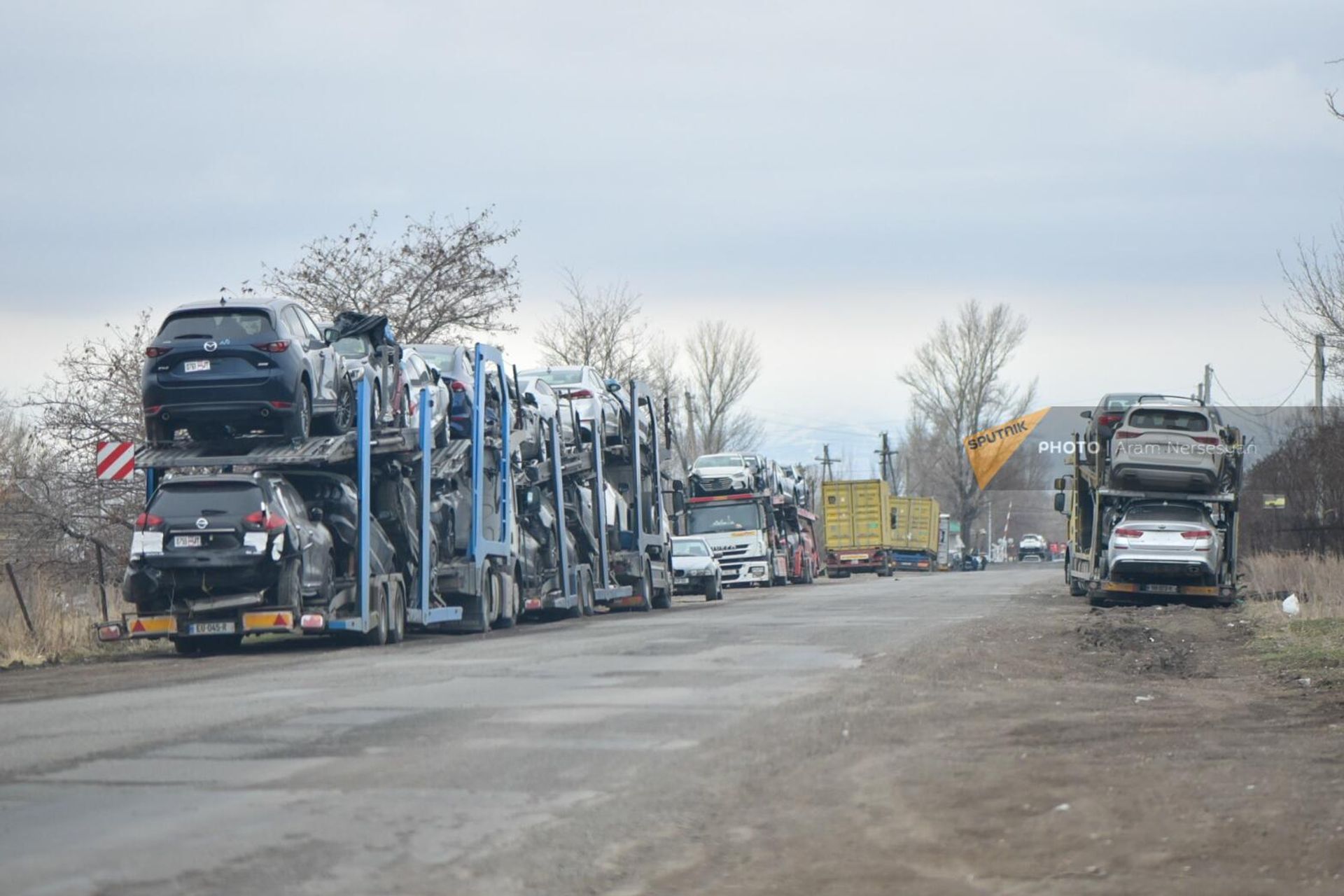 Вереница транспортных средств на подступах к автомобильной таможне в Гюмри - Sputnik Армения, 1920, 16.03.2023
