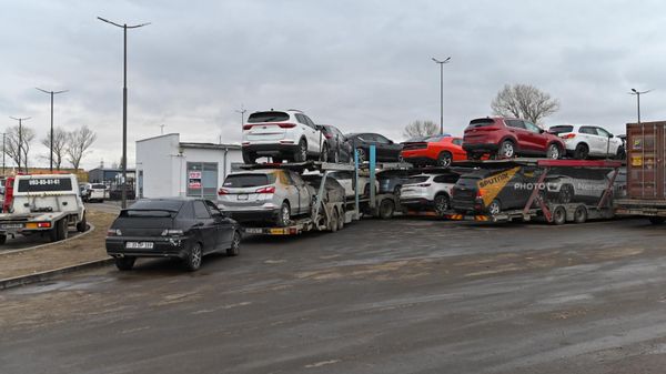 Вереница транспортных средств на подступах к автомобильной таможне в Гюмри - Sputnik Армения