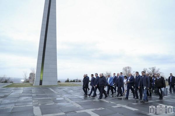Российская делегация межпарламентской комиссии по сотрудничеству между НС РА и ФС РФ в сопровождении вице-спикера НС РА Акопа Аршакяна посетила мемориальный комплекс Цицернакаберд (16 марта 2023). Еревaн - Sputnik Армения