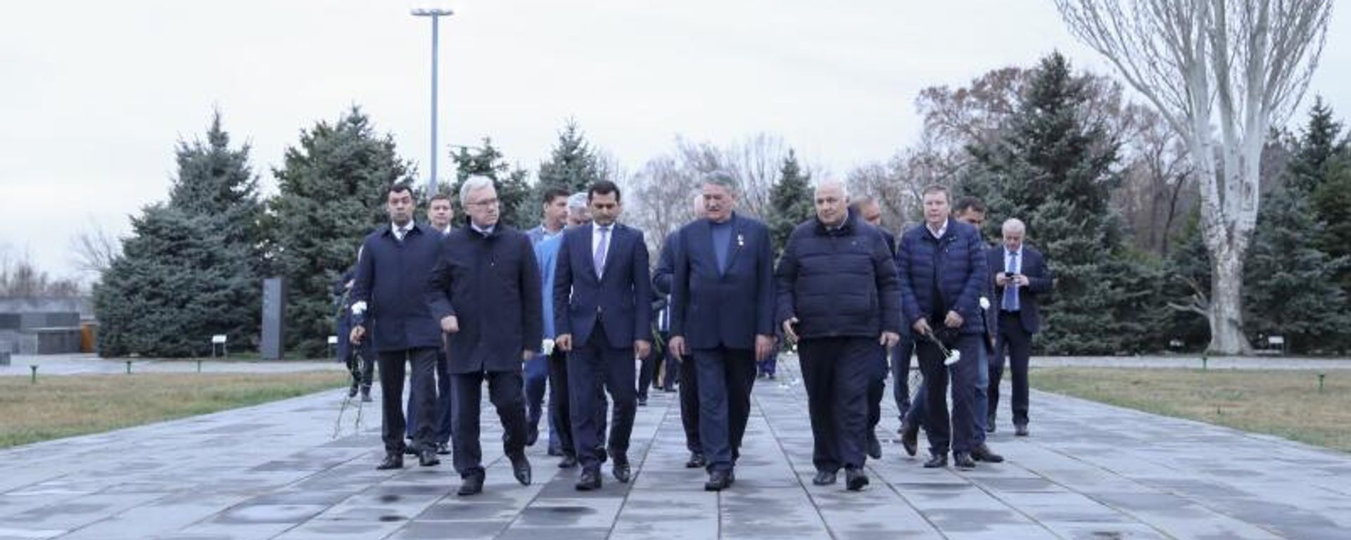 Российская делегация межпарламентской комиссии по сотрудничеству между НС РА и ФС РФ в сопровождении вице-спикера НС РА Акопа Аршакяна посетила мемориальный комплекс Цицернакаберд (16 марта 2023). Еревaн - Sputnik Армения, 1920, 16.03.2023