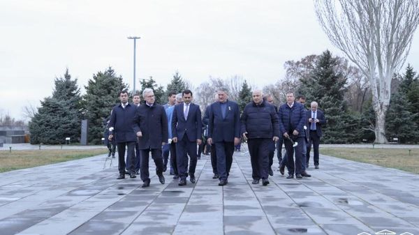 Российская делегация межпарламентской комиссии по сотрудничеству между НС РА и ФС РФ в сопровождении вице-спикера НС РА Акопа Аршакяна посетила мемориальный комплекс Цицернакаберд (16 марта 2023). Еревaн - Sputnik Армения