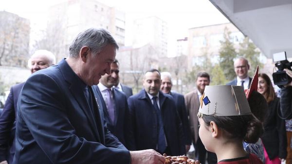 Сопредседатели межпарламентской комиссии по сотрудничеству между НС РА и ФС РФ Акоп Аршакян и Юрий Воробьев вместе с членами комиссии посетили ереванскую основную школу N192 им. Варданяна (16 марта 2023). Еревaн - Sputnik Արմենիա