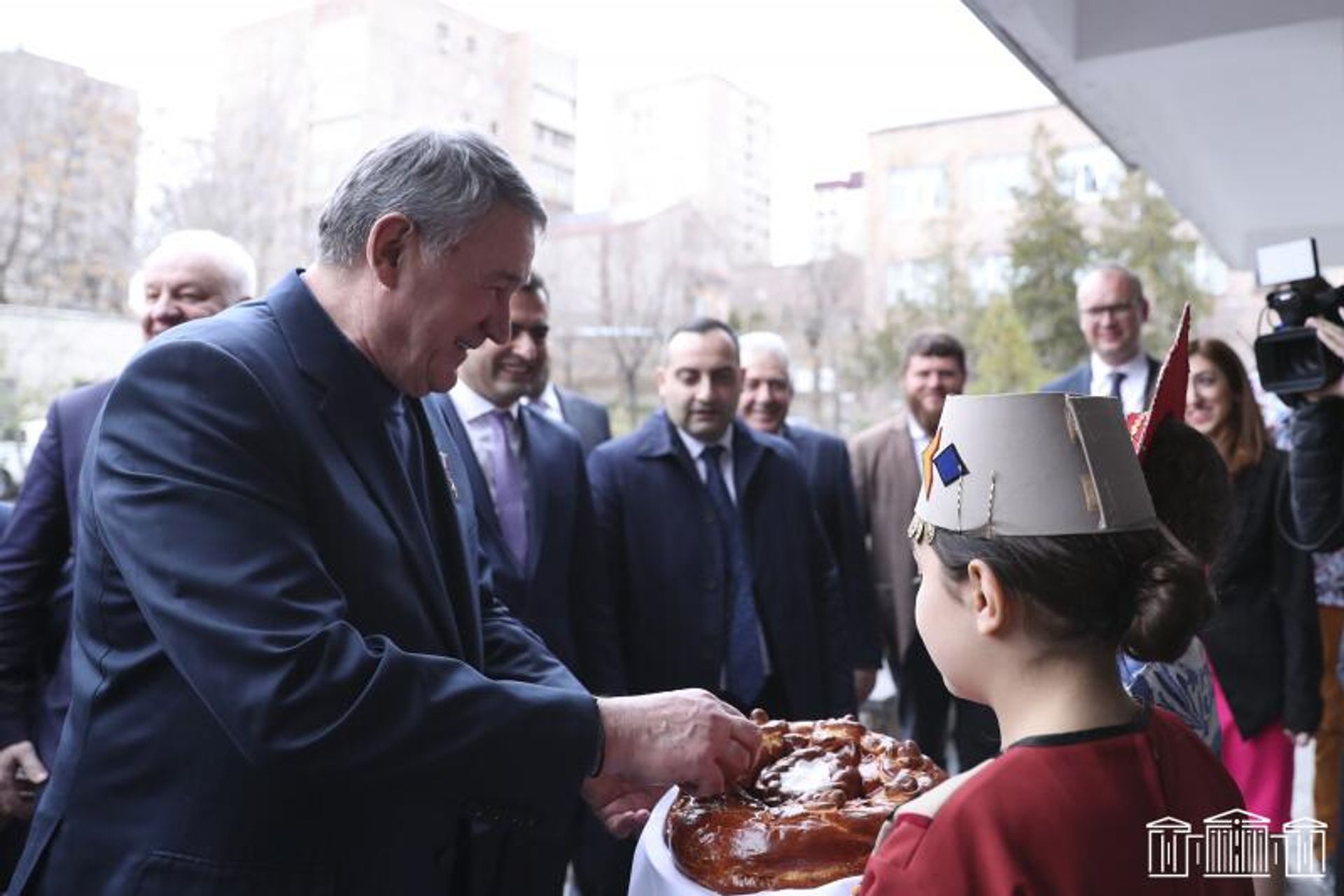 Сопредседатели межпарламентской комиссии по сотрудничеству между НС РА и ФС РФ Акоп Аршакян и Юрий Воробьев вместе с членами комиссии посетили ереванскую основную школу N192 им. Варданяна (16 марта 2023). Еревaн - Sputnik Արմենիա, 1920, 16.03.2023