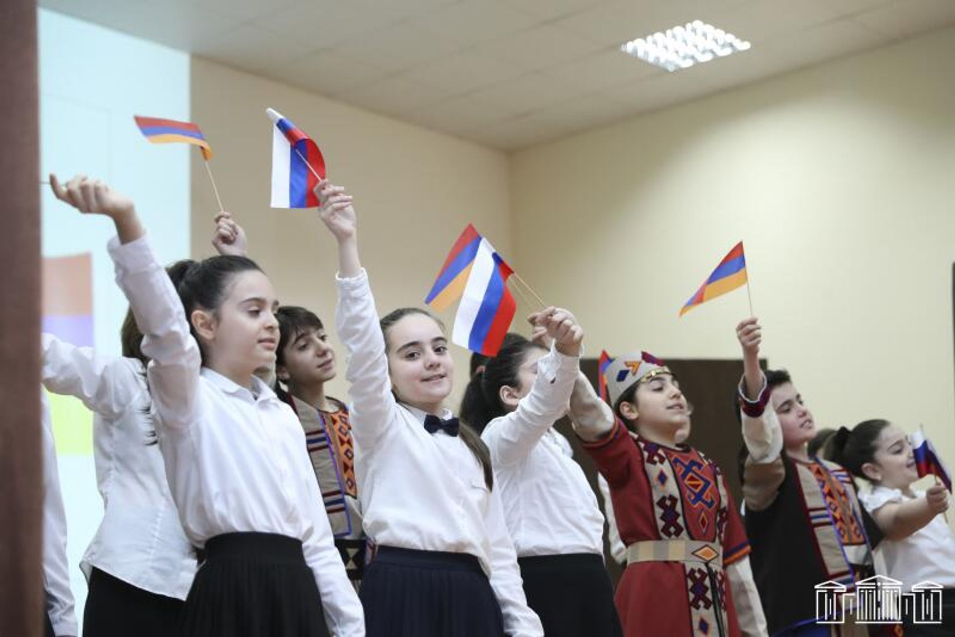 Сопредседатели межпарламентской комиссии по сотрудничеству между НС РА и ФС РФ Акоп Аршакян и Юрий Воробьев вместе с членами комиссии посетили ереванскую основную школу N192 им. Варданяна (16 марта 2023). Еревaн - Sputnik Արմենիա, 1920, 16.03.2023