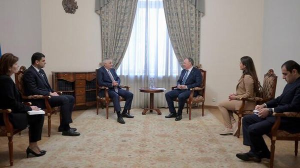 Вице-премьер Мгер Григорян принял делегацию во главе с мэром Екатеринбурга Алексеем Орловым (17 марта 2023). Еревaн - Sputnik Армения