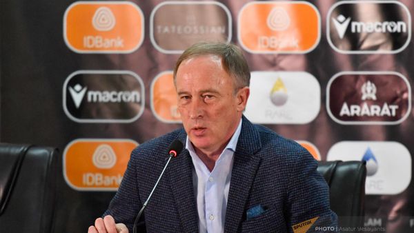 Главный тренер сборной Армении по футболу Александр Петраков на пресс-конференции (17 марта 2023). Еревaн - Sputnik Армения