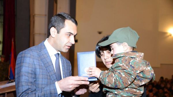 Գեղարքունիքի մարզպետը պետական պարգևը շնորհում է հերոսի կնոջն ու որդուն  - Sputnik Արմենիա