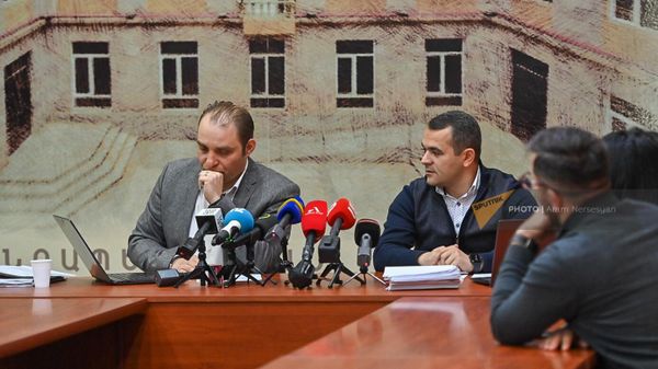 Փաստաբաններ Միհրան Պողոսյանն ու Հակոբ Ենոքյանը Գրիգորի Խաչատուրովի գործով ասուլիսի ժամանակ - Sputnik Արմենիա