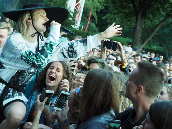 Фанаты во время выступления датской певицы MØ на Park Live Festival 2019, Москва, Россия - Sputnik Армения