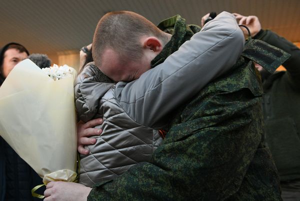 Военнослужащий, освобожденный из украинского плена, во время встречи со своими близкими в Амвросиевке - Sputnik Армения