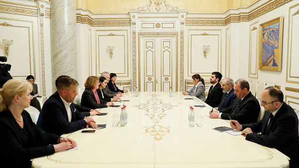 Премьер-министр Никол Пашинян принял членов депутатской группы Бундестага Германия-Южный Кавказ во главе с вице-президентом группы Табеа Реснер (21 марта 2023). Еревaн - Sputnik Армения