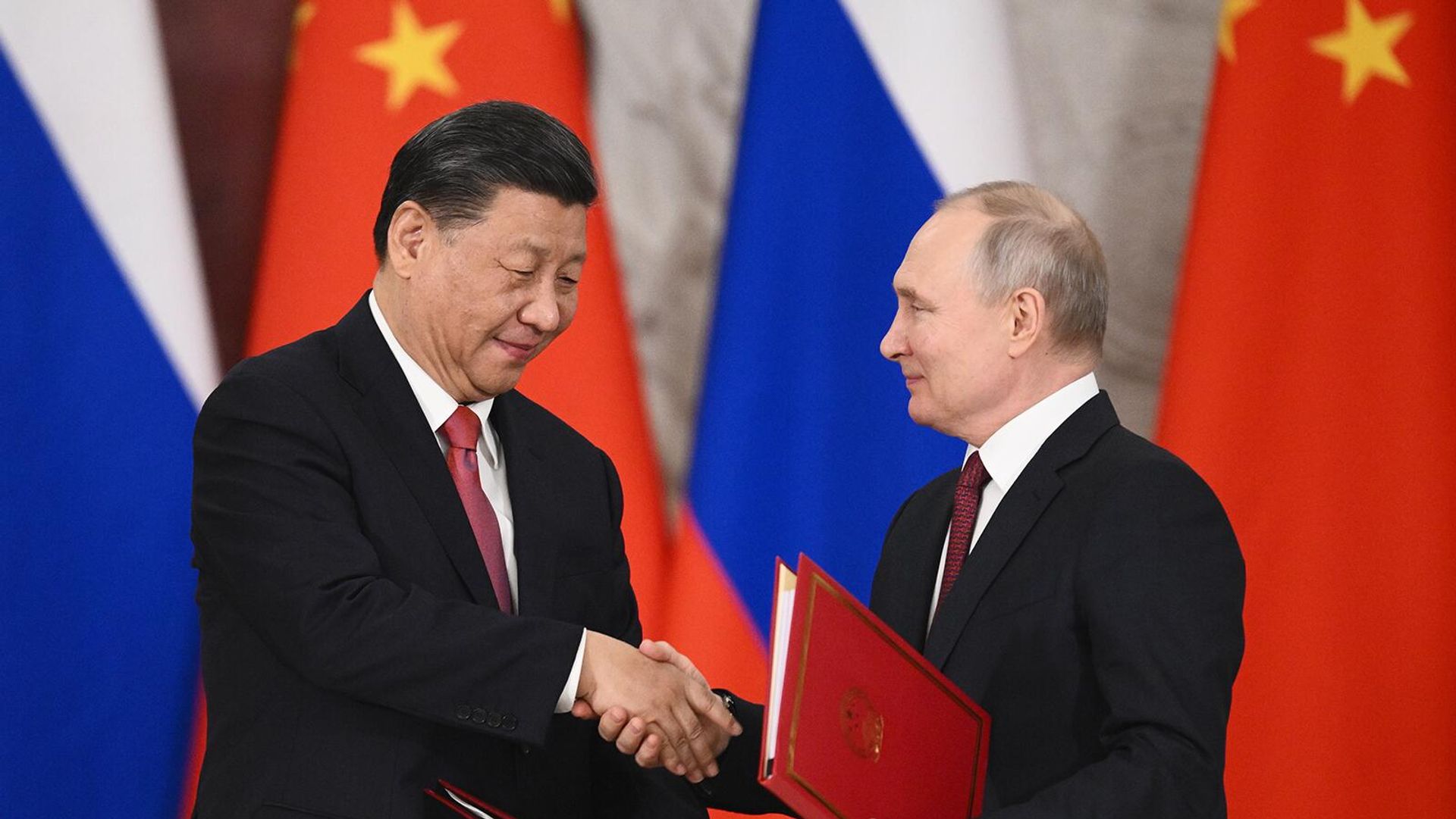 Президент РФ Владимир Путин и председатель КНР Си Цзиньпин на церемонии подписания совместных документов об углублении отношений и направлениях сотрудничества до 2030 года (21 марта 2023). Москвa Президент РФ Владимир Путин и председатель КНР Си Цзиньпин на церемонии подписания совместных документов об углублении отношений и направлениях сотрудничества до 2030 года (21 марта 2023). Москвa - Sputnik Армения, 1920, 21.03.2023