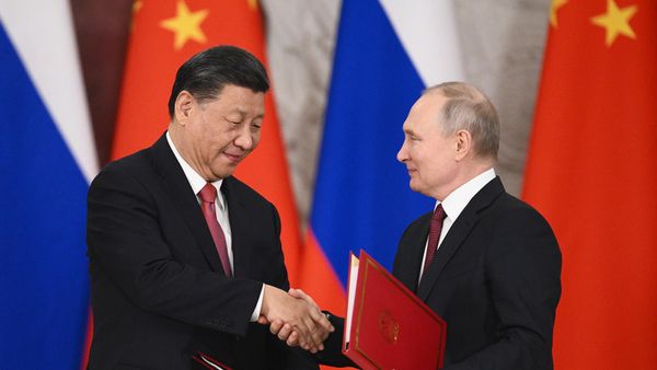 Президент РФ Владимир Путин и председатель КНР Си Цзиньпин на церемонии подписания совместных документов об углублении отношений и направлениях сотрудничества до 2030 года (21 марта 2023). Москвa - Sputnik Армения