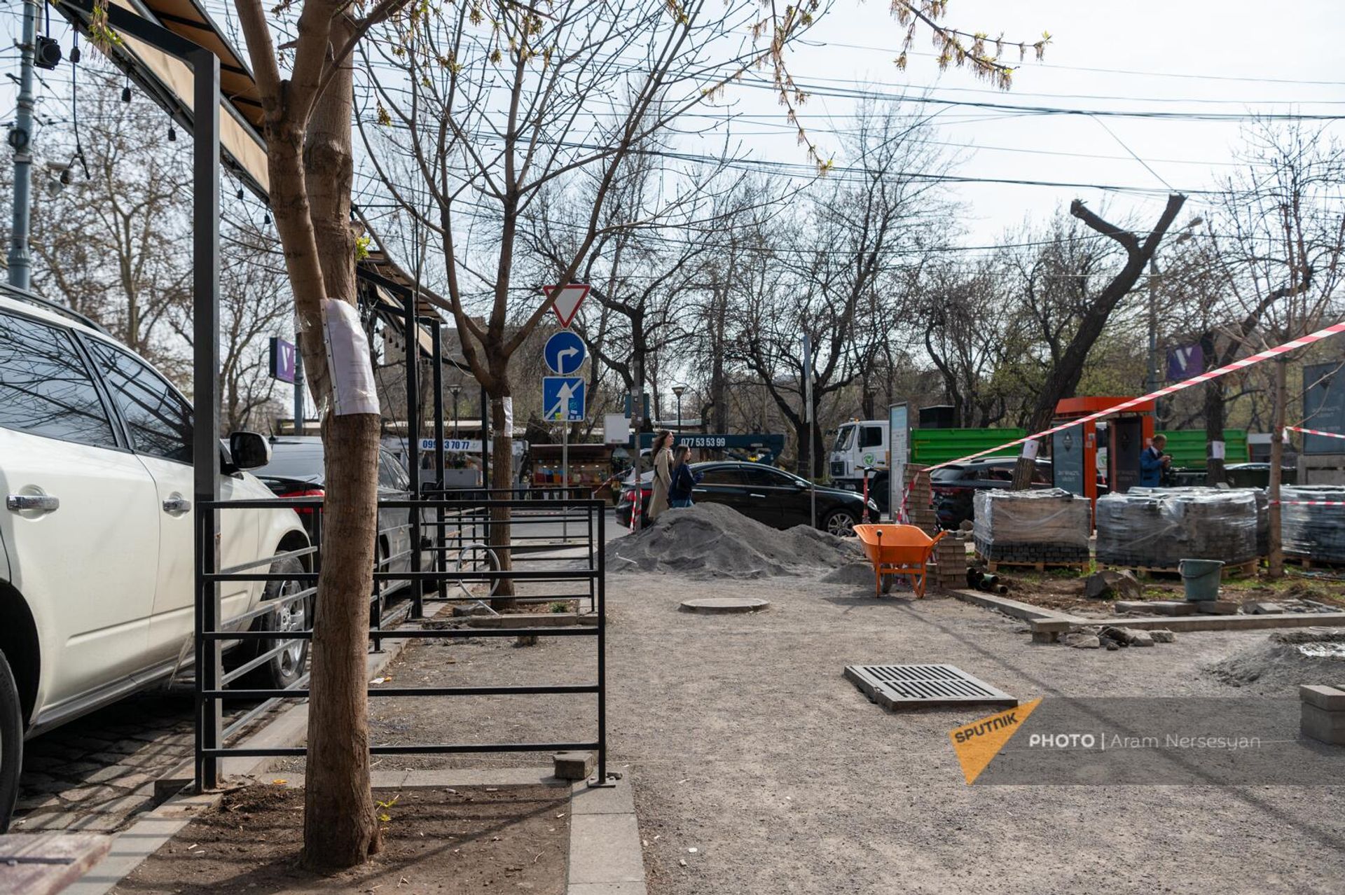 НКО Озеленение и охрана окружающей среды вырубает деревья на улице Московян - Sputnik Արմենիա, 1920, 23.03.2023
