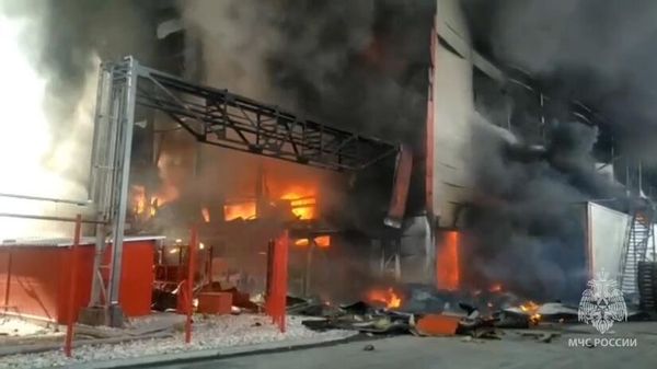 Кадры из свердловского города Арамиль, где горит здание научно-производственного комплекса - Sputnik Армения