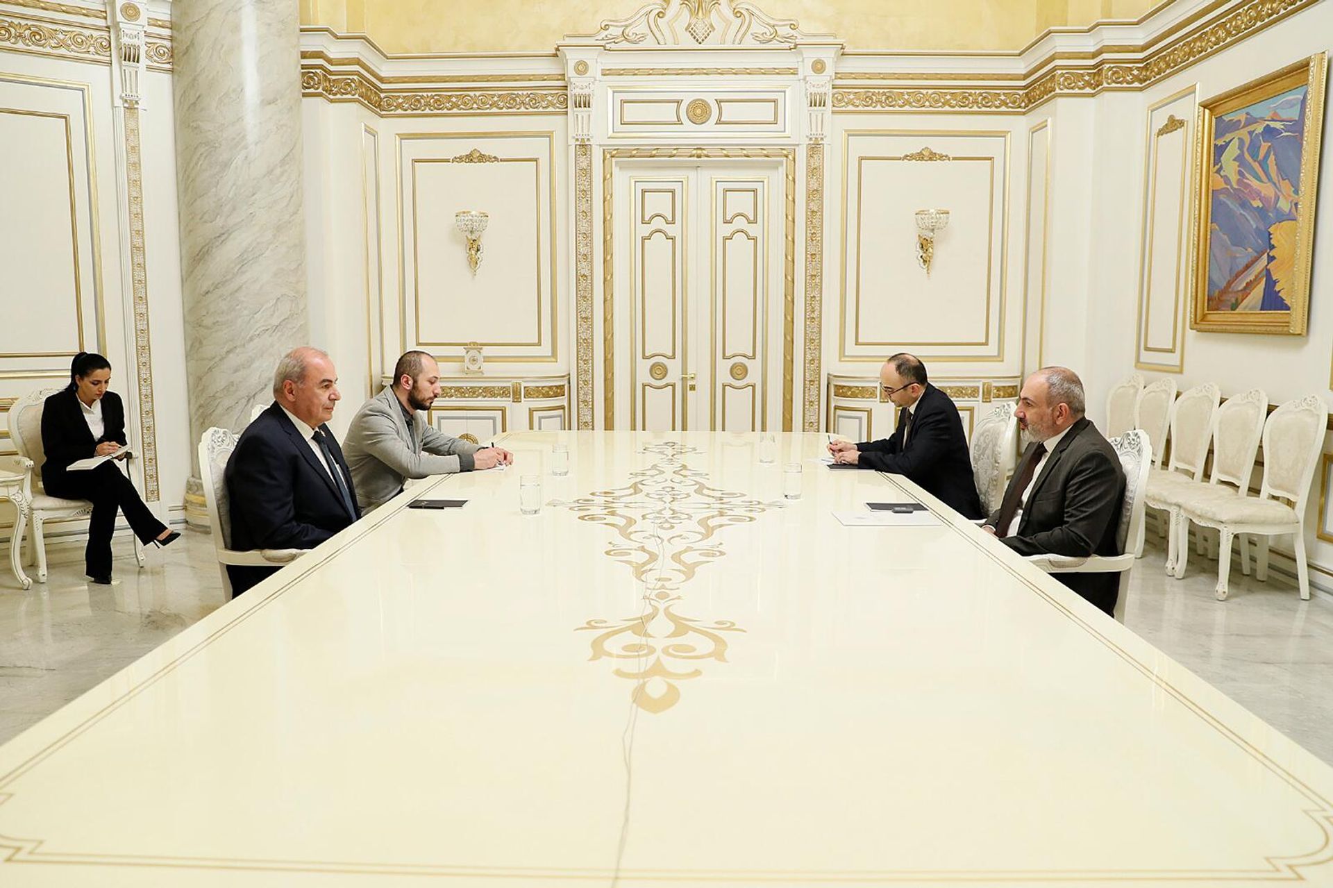 Премьер-министр Никол Пашинян принял Чрезвычайного и полномочного посла Грузии Георгия Шарвашидзе (24 марта 2023). Еревaн - Sputnik Արմենիա, 1920, 24.03.2023