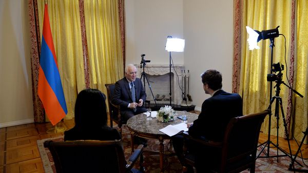 Президент Ваагн Хачатурян во время интервью итальянской la Repubblica (24 марта 2023). Еревaн - Sputnik Армения