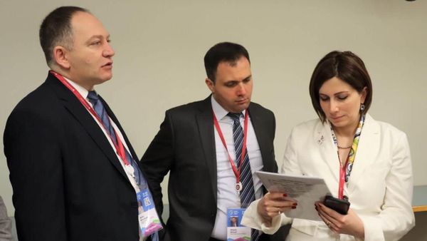 Министр здравоохранения Анаит Аванесян получила диплом от российского коллеги Михаила Мурашко в рамках международной конференции Здоровое общество (25 марта 2023). Москва - Sputnik Армения