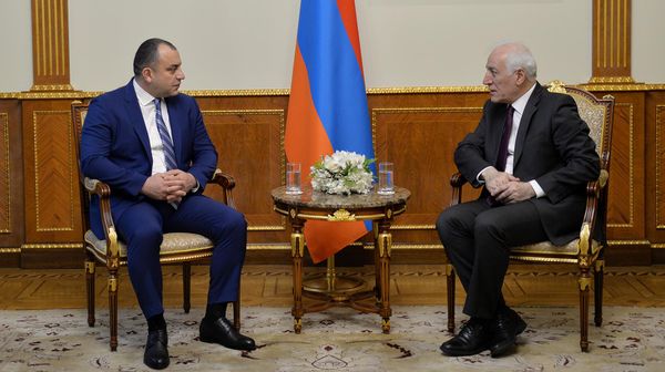 Президент Ваагн Хачатурян принял Председателя Конституционного суда Армана Диланяна (27 марта 2023). Еревaн - Sputnik Արմենիա
