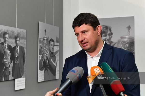 Спортивный директор ереванского Арарата Тигран Карабахцян на фотовыставке к 50-летию Арарата 73 (28 марта 2023). Еревaн Спортивный директор ереванского Арарата Тигран Карабахцян на фотовыставке к 50-летию Арарата 73 (28 марта 2023). Еревaн - Sputnik Армения