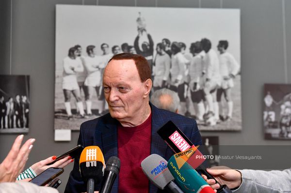 Опорный полузащитник ереванского Арарата Сергей Бондатенко на фотовыставке к 50-летию Арарата 73 (28 марта 2023). Еревaн - Sputnik Армения