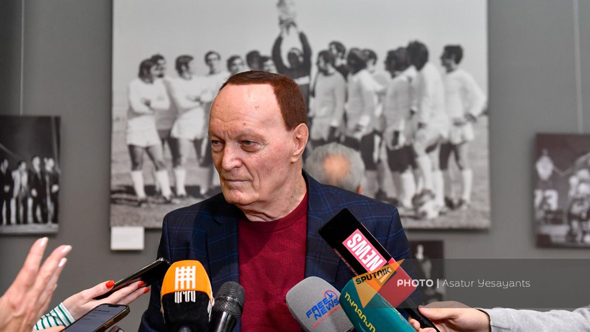 Опорный полузащитник ереванского Арарата Сергей Бондатенко на фотовыставке к 50-летию Арарата 73 (28 марта 2023). Еревaн Опорный полузащитник ереванского Арарата Сергей Бондатенко на фотовыставке к 50-летию Арарата 73 (28 марта 2023). Еревaн - Sputnik Արմենիա, 1920, 28.03.2023