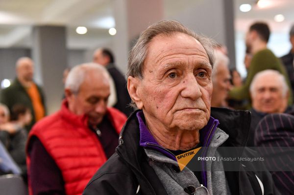 Нападающий ереванского Арарата Эдуард Маркаров на фотовыставке к 50-летию Арарата 73 (28 марта 2023). Еревaн - Sputnik Армения