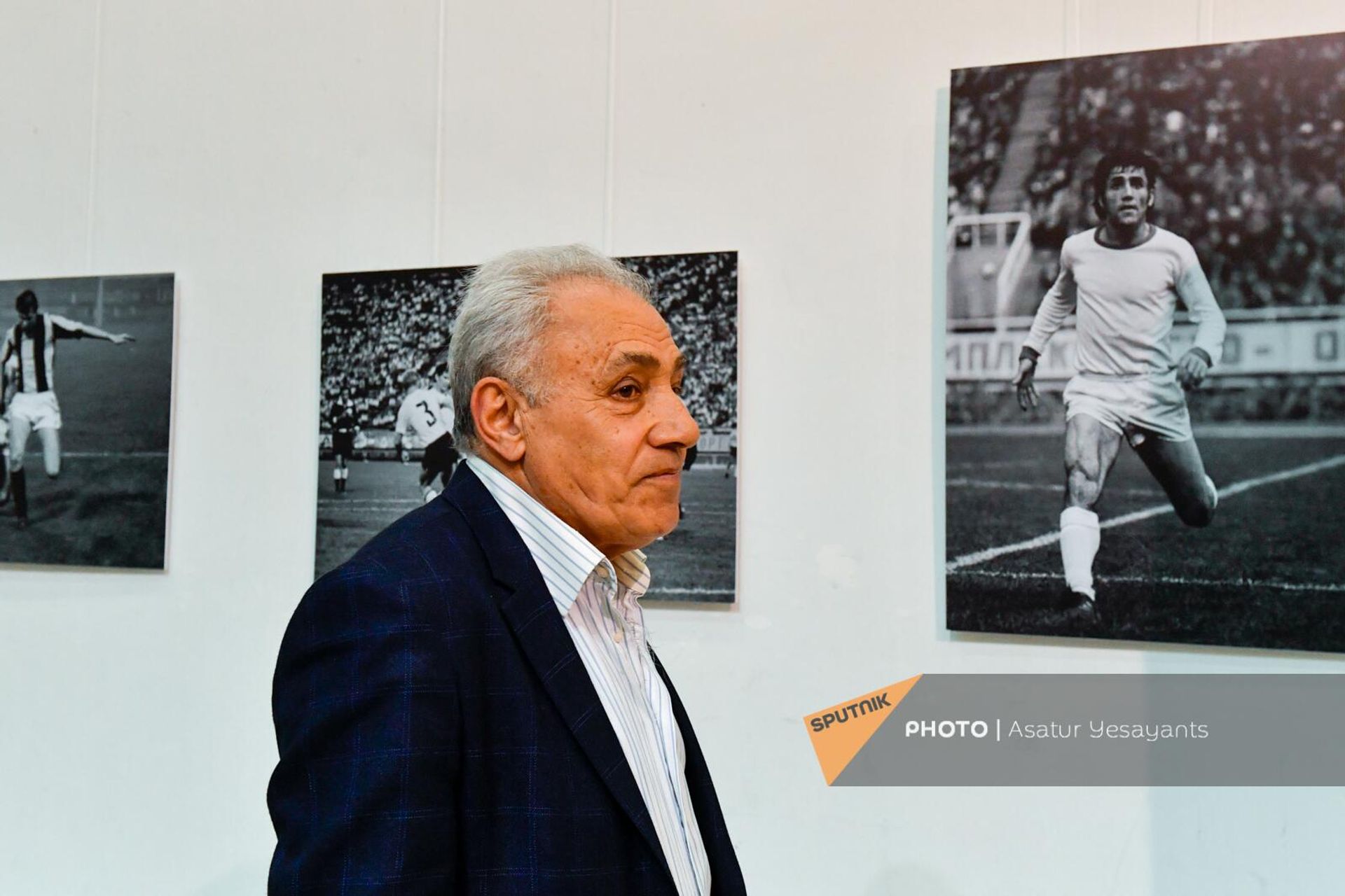 Нападающий ереванского Арарата Сергей Погосов на фотовыставке к 50-летию Арарата 73 (28 марта 2023). Еревaн Нападающий ереванского Арарата Сергей Погосов на фотовыставке к 50-летию Арарата 73 (28 марта 2023). Еревaн - Sputnik Армения, 1920, 28.03.2023