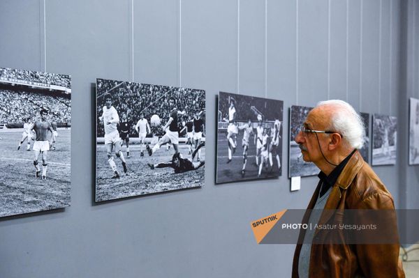 Спортивный комментатор Сурен Багдасарян на фотовыставке к 50-летию Арарата 73 (28 марта 2023). Еревaн Спортивный комментатор Сурен Багдасарян на фотовыставке к 50-летию Арарата 73 (28 марта 2023). Еревaн - Sputnik Армения