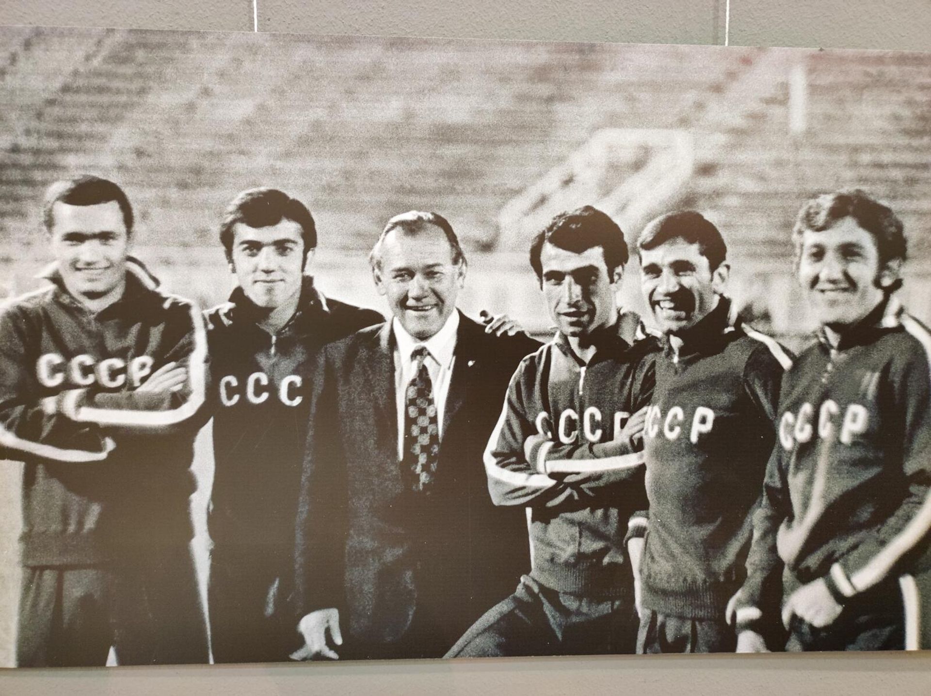 Тренер олимпийской сборной СССР по футболу Александр Пономарев (в центре) и игроки сборной из Арарата (слева направо): Сергей Бондаренко, Левон Иштоян, Норик Месропян, Ованес Заназанян, Аркадий Андреасян. Фотография с фотовыставки братьев Багдасарян к 50-летию Арарата 73 Тренер олимпийской сборной СССР по футболу Александр Пономарев (в центре) и игроки сборной из Арарата (слева направо): Сергей Бондаренко, Левон Иштоян, Норик Месропян, Ованес Заназанян, Аркадий Андреасян. Фотография с фотовыставки братьев Багдасарян к 50-летию Арарата 73 - Sputnik Армения, 1920, 28.03.2023