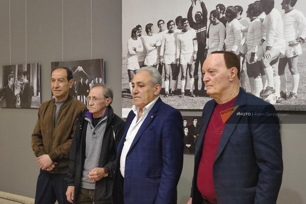 Игроки ереванского Арарата на фотовыставке, посвященной 50-летию золотого дубля команды. Слева направо: Норик Месропян, Эдуард Маркаров, Сергей Погосов, Сергей Бондаренко (28 марта 2023). Еревaн - Sputnik Армения