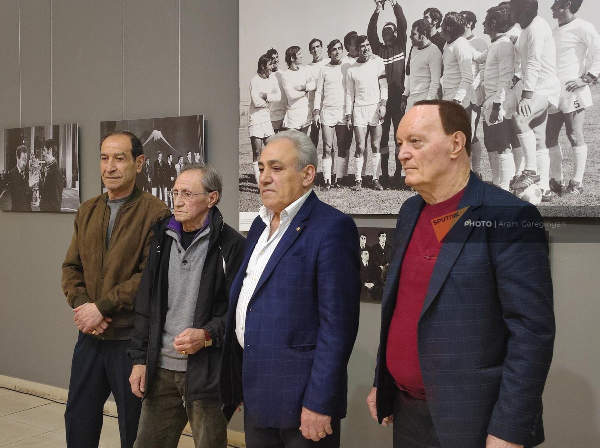 Игроки ереванского Арарата на фотовыставке, посвященной 50-летию золотого дубля команды. Слева направо: Норик Месропян, Эдуард Маркаров, Сергей Погосов, Сергей Бондаренко (28 марта 2023). Еревaн Игроки ереванского Арарата на фотовыставке, посвященной 50-летию золотого дубля команды. Слева направо: Норик Месропян, Эдуард Маркаров, Сергей Погосов, Сергей Бондаренко (28 марта 2023). Еревaн - Sputnik Արմենիա, 1920, 28.03.2023