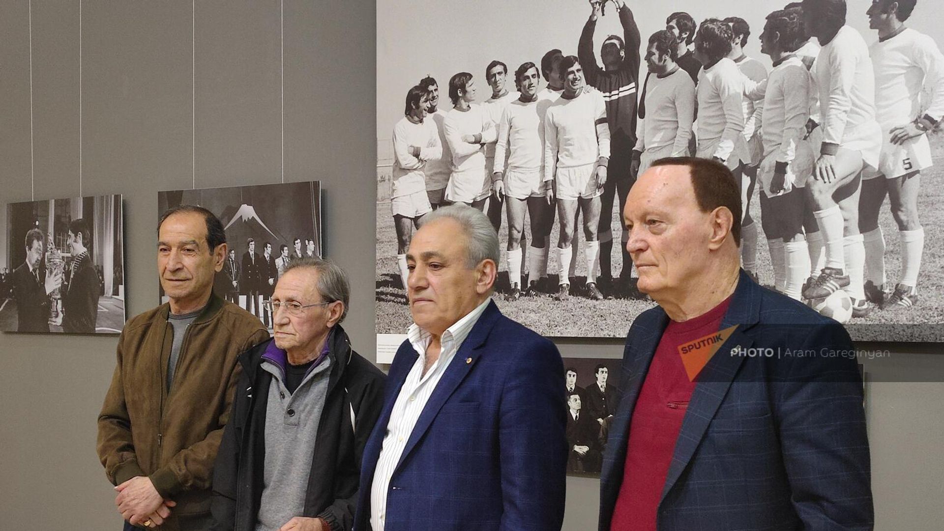 Игроки ереванского Арарата на фотовыставке, посвященной 50-летию золотого дубля команды. Слева направо: Норик Месропян, Эдуард Маркаров, Сергей Погосов, Сергей Бондаренко (28 марта 2023). Еревaн Игроки ереванского Арарата на фотовыставке, посвященной 50-летию золотого дубля команды. Слева направо: Норик Месропян, Эдуард Маркаров, Сергей Погосов, Сергей Бондаренко (28 марта 2023). Еревaн - Sputnik Армения, 1920, 28.03.2023