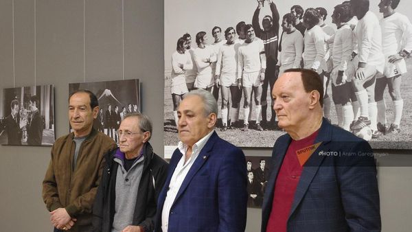 Игроки ереванского Арарата на фотовыставке, посвященной 50-летию золотого дубля команды. Слева направо: Норик Месропян, Эдуард Маркаров, Сергей Погосов, Сергей Бондаренко (28 марта 2023). Еревaн - Sputnik Армения