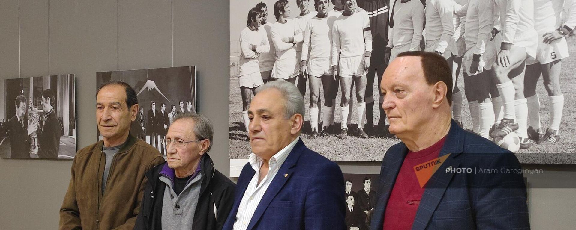 Игроки ереванского Арарата на фотовыставке, посвященной 50-летию золотого дубля команды. Слева направо: Норик Месропян, Эдуард Маркаров, Сергей Погосов, Сергей Бондаренко (28 марта 2023). Еревaн - Sputnik Армения, 1920, 28.03.2023