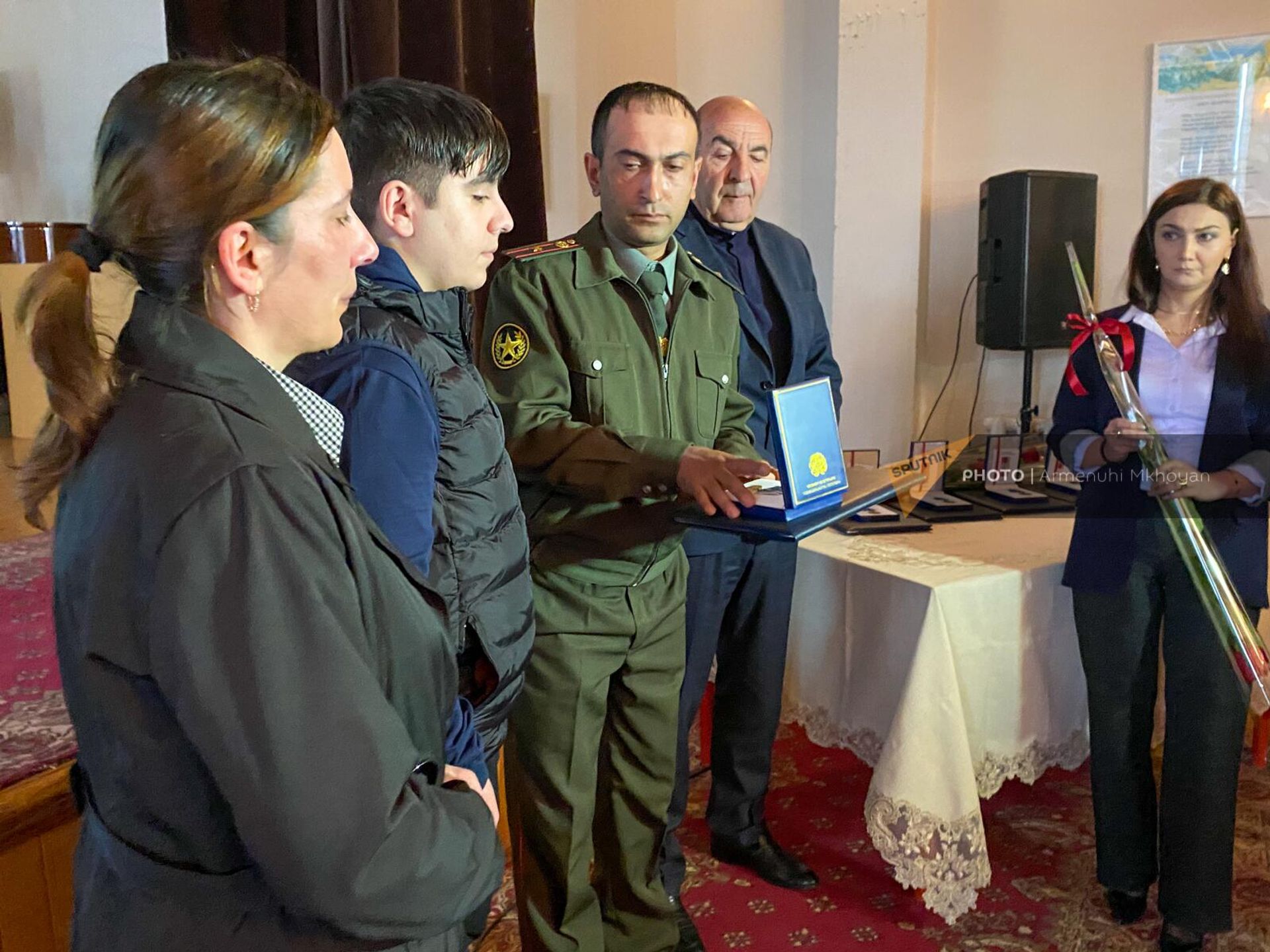 Члены семей военнослужащих, погибших в результате азербайджанской агрессии 13-15 сентября 2022 года получили посмертные награды (29 марта 2023). Гюмри - Sputnik Армения, 1920, 29.03.2023
