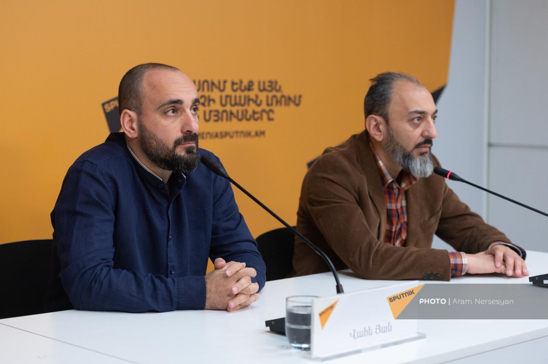 Режиссер Ваге Ян и соавтор сценария Ваге Бегоян на пресс-конференции, посвященной фильму на стихи Григора Нарекаци (3 апреля 2023). Еревaн - Sputnik Армения, 1920, 03.04.2023