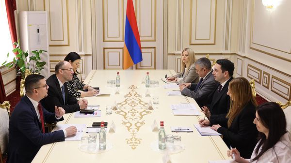 Председатель НС РА Ален Симонян принял делегацию, возглавляемую руководителем группы дружбы Хорватия-Армения парламента Хорватии Давором Иво Штиром (3 апреля 2023). Еревaн - Sputnik Армения