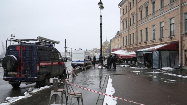 Цветы на месте взрыва на Университетской набережной в Петербурге - Sputnik Армения
