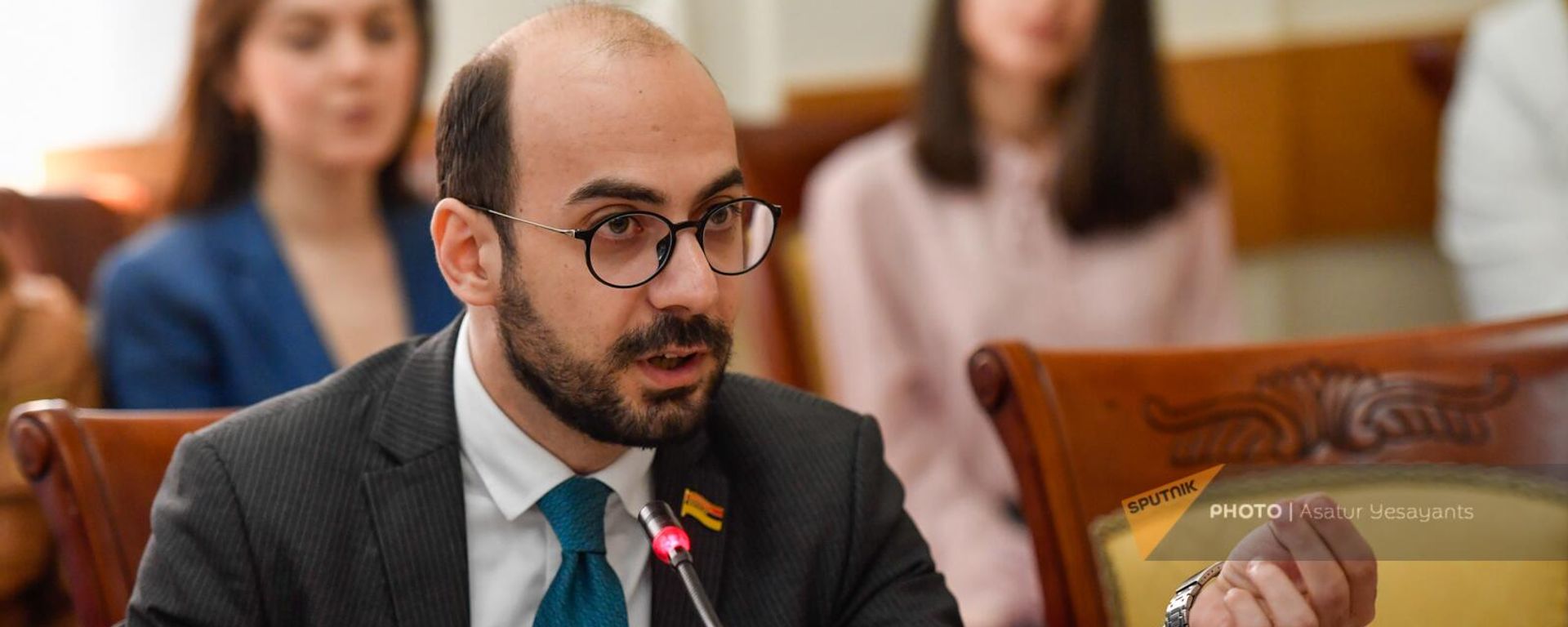 Артур Ованнисян на заседании Постоянной комиссии НС по защите прав человека и общественным вопросам (4 апреля 2022). Еревaн - Sputnik Армения, 1920, 23.05.2024