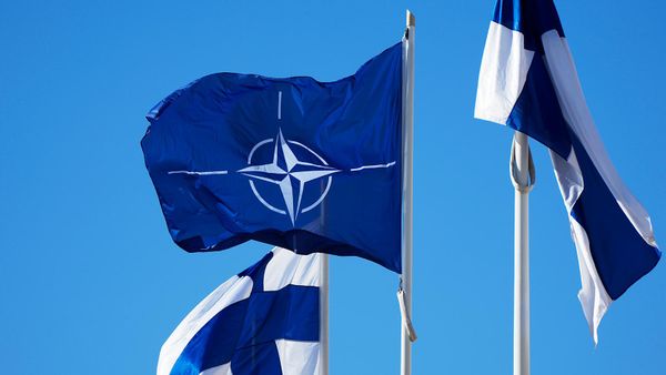Флаги НАТО и Финляндии развеваются над зданием Министерства внутренних дел в Хельсинки (4 апреля 2023). Финляндия - Sputnik Армения